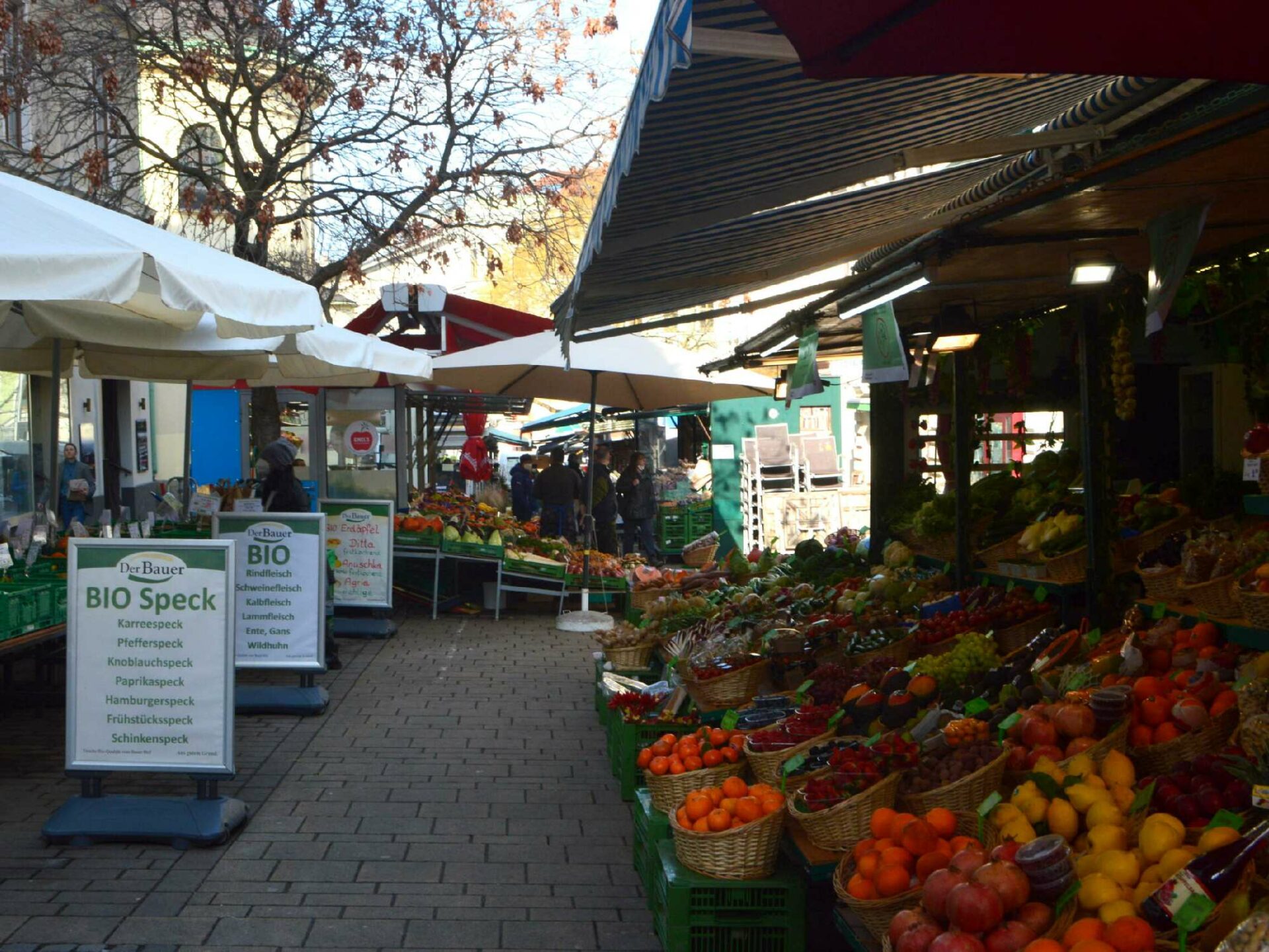 Die bunten Marktstände am Kutschkermarkt sind verlockend.