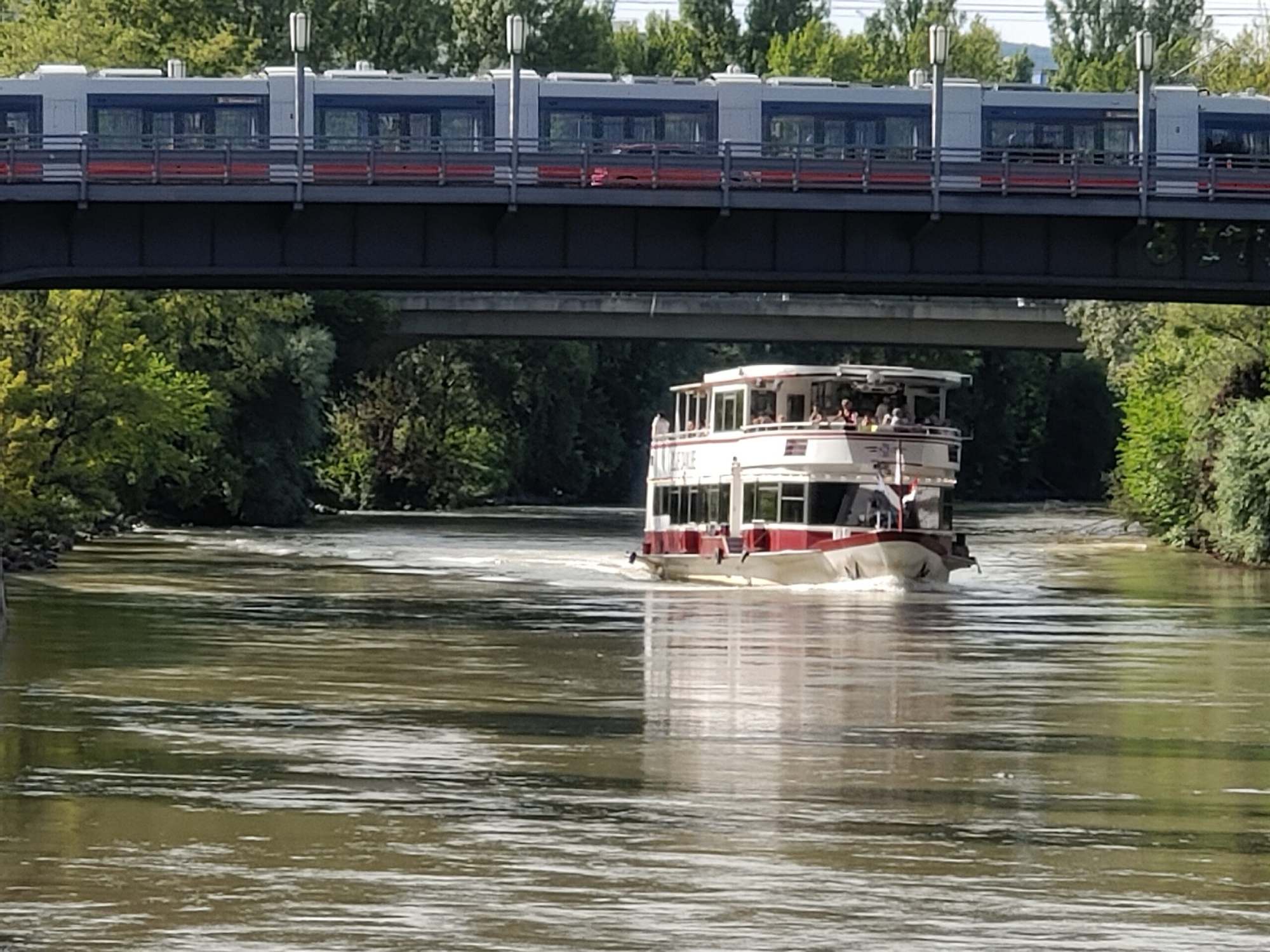 Das MS Wien am Donaukanal bei der Augartenbrücke