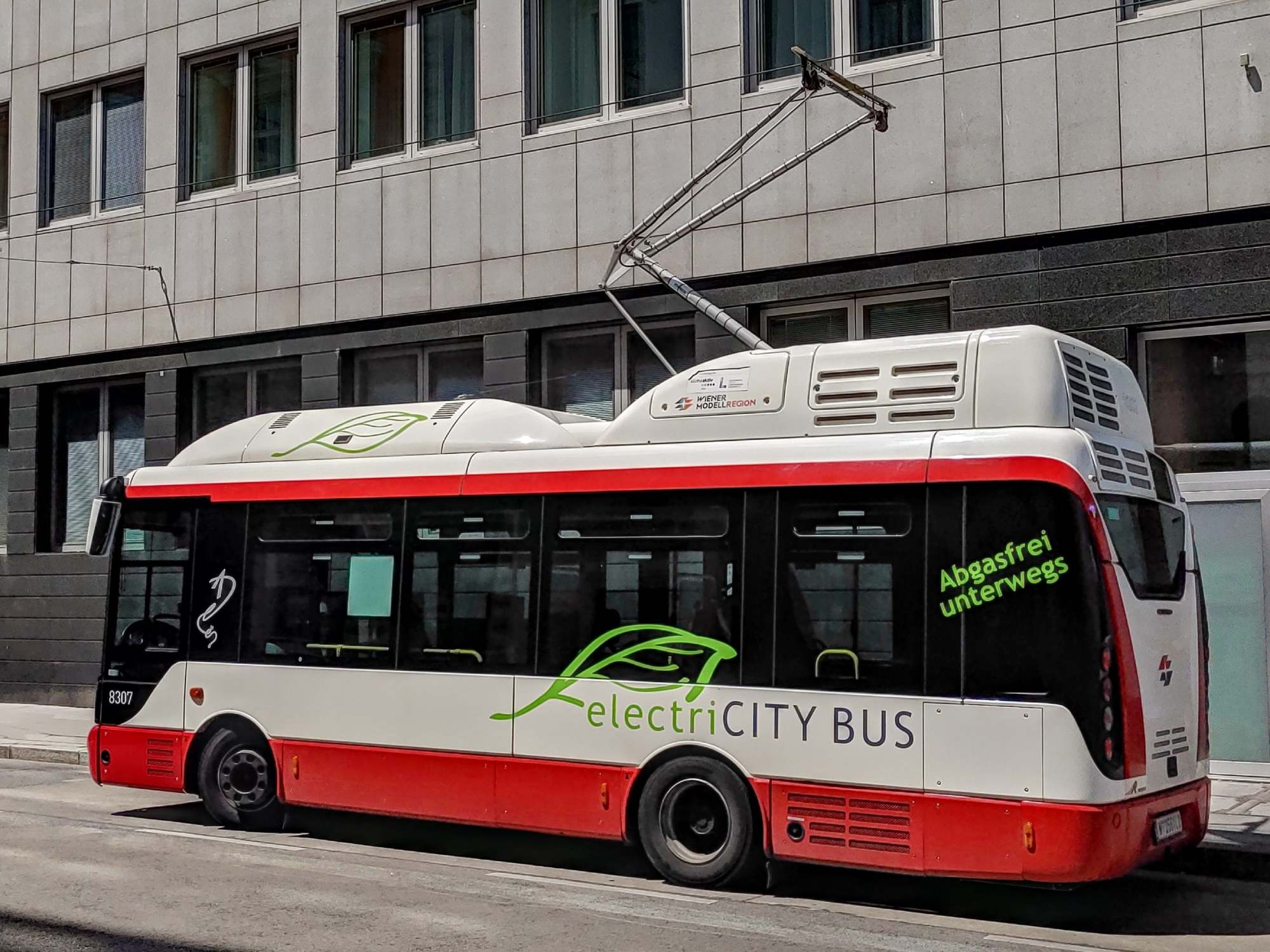 E-Bus bei der Ladestation Zelinkagasse