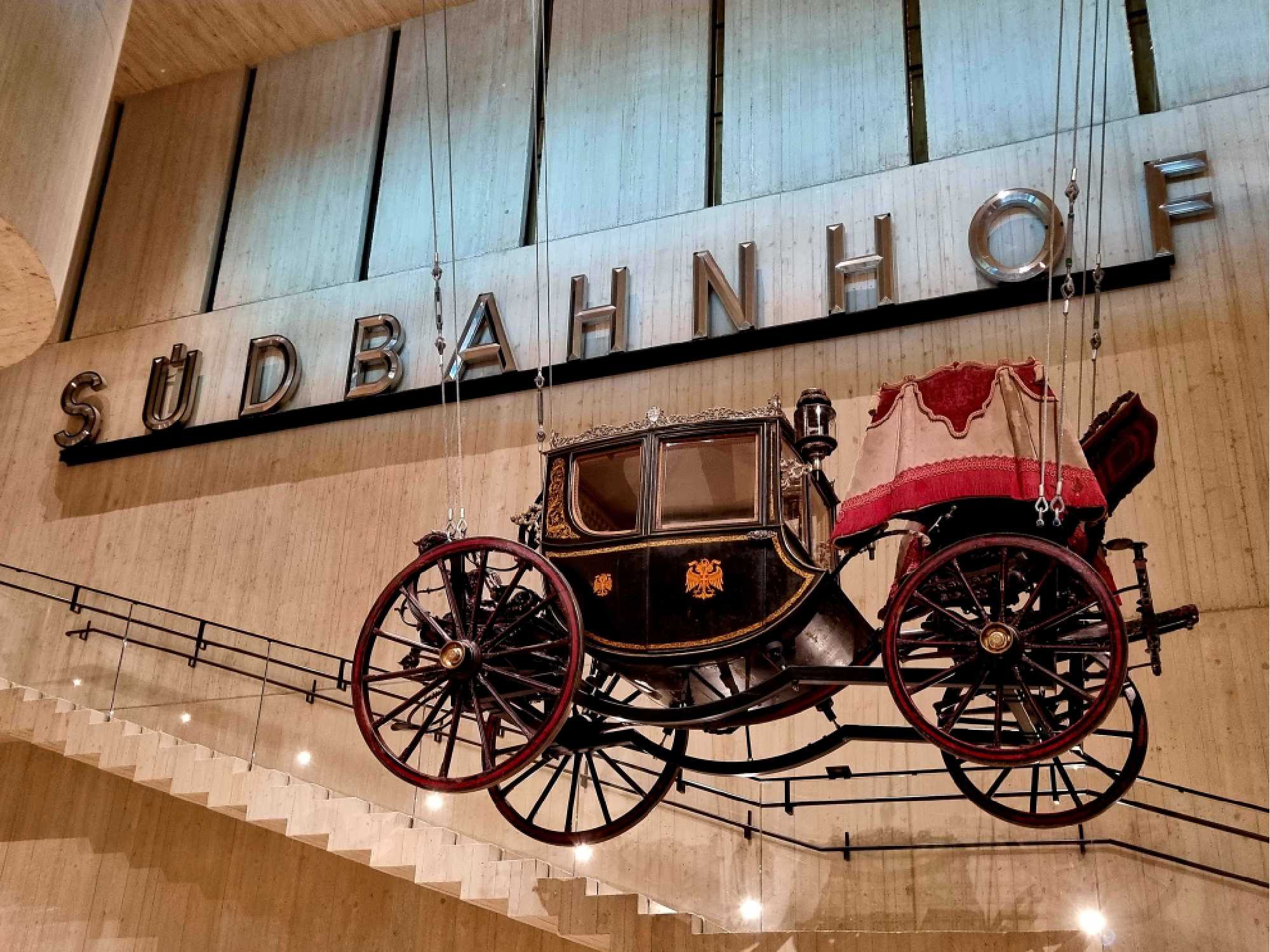 Kutsche und Bahnhofsbeschriftung zu Mobilität und Nachhaltigkeit im Wien Museum