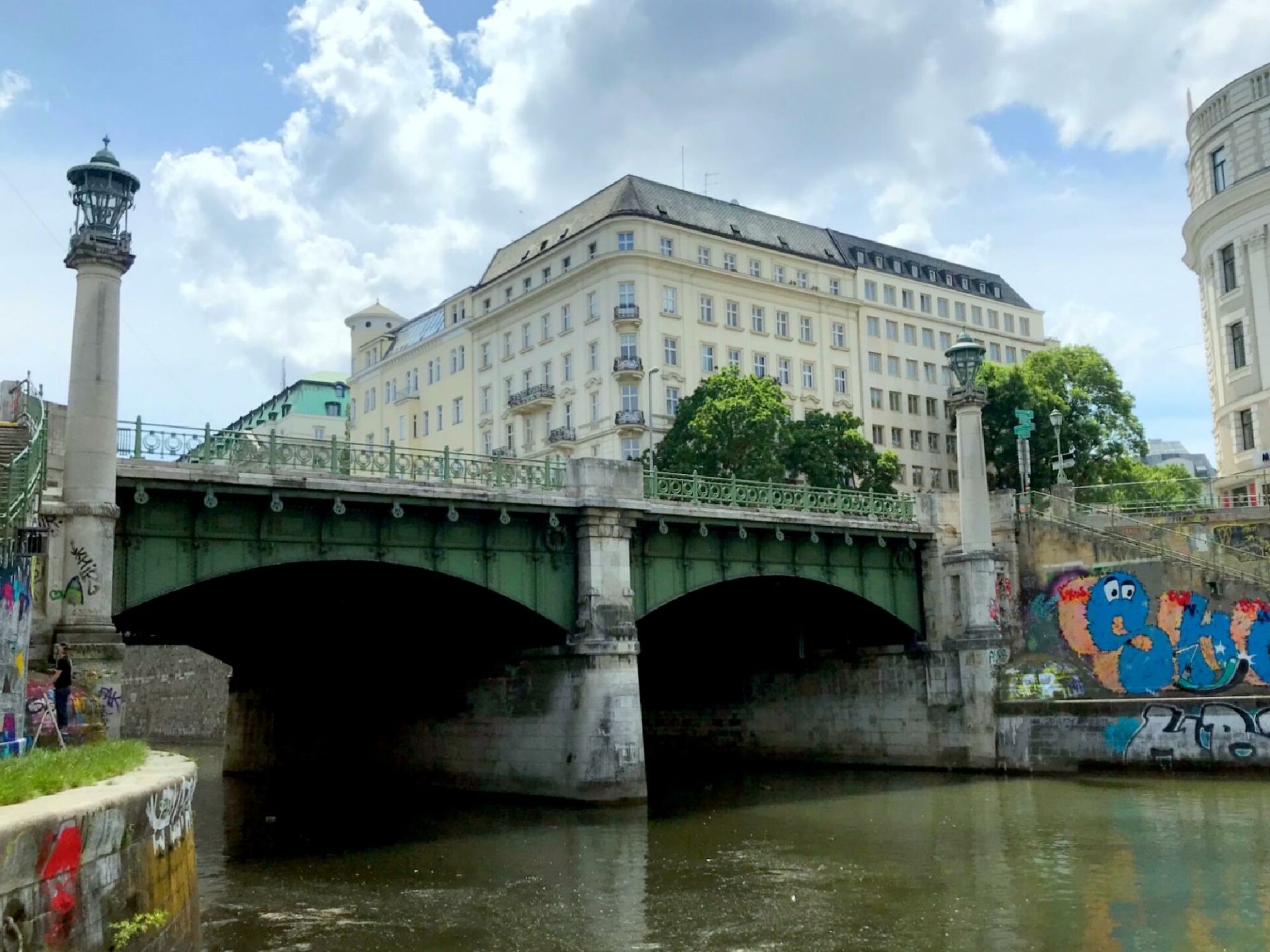 Bei der Tour Wien im Fluss sieht man die Mündung des Wienflusses in den Donaukanal