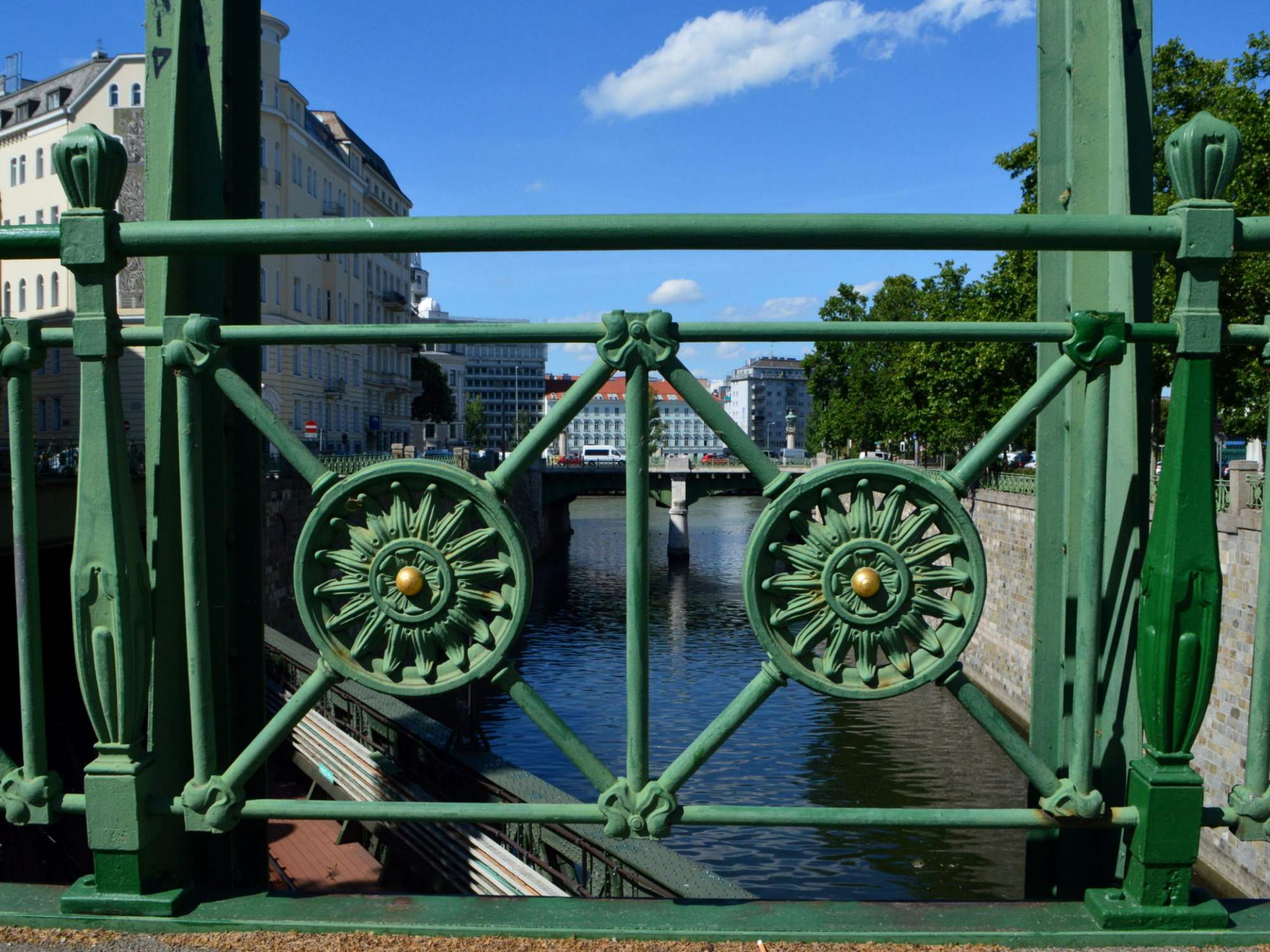 Sonnenblumenornament Zollamtbrücke